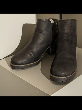 Carlos Santana Gill Black Leather Lug-Sole Ankle Booties Size 10